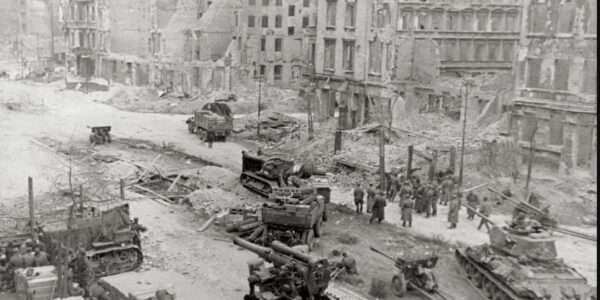 Ein Bild ohne Worte: Was nach dem Fall Berlins 1945 ubrig blieb