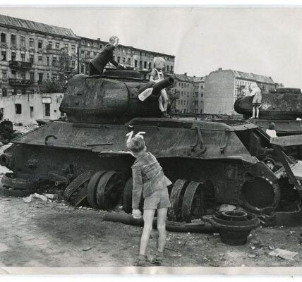 Ein kaputter Panzer, funf Kinder – Willkommen im Berlin von 1945.