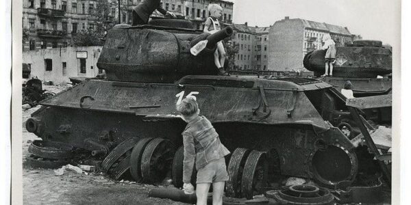 Ein kaputter Panzer, funf Kinder – Willkommen im Berlin von 1945.