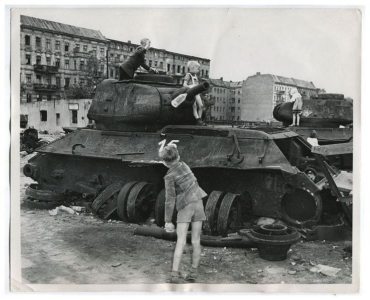 Ein kaputter Panzer, funf Kinder – Willkommen im Berlin von 1945.