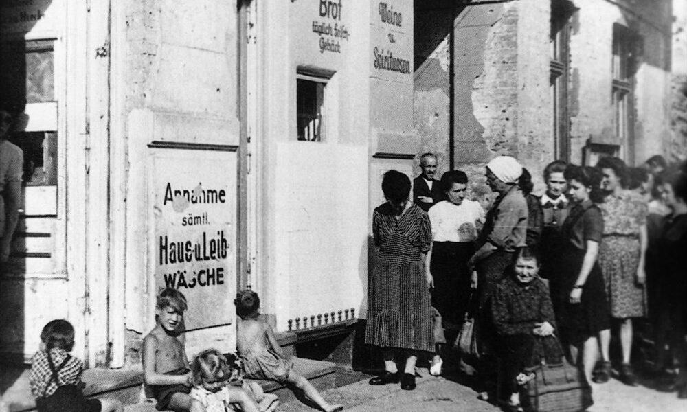 Hunger, Hoffnung und ein Eimer Sand – Deutschland 1945 zwischen Trummern und Neubeginn