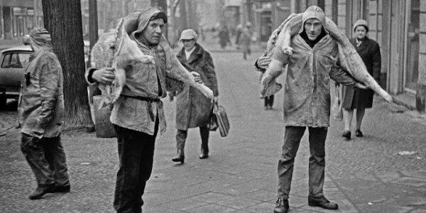 25 faszinierende Vintage-Fotografien fangen den Alltag im Ostberlin der 1970er und 1980er Jahre ein