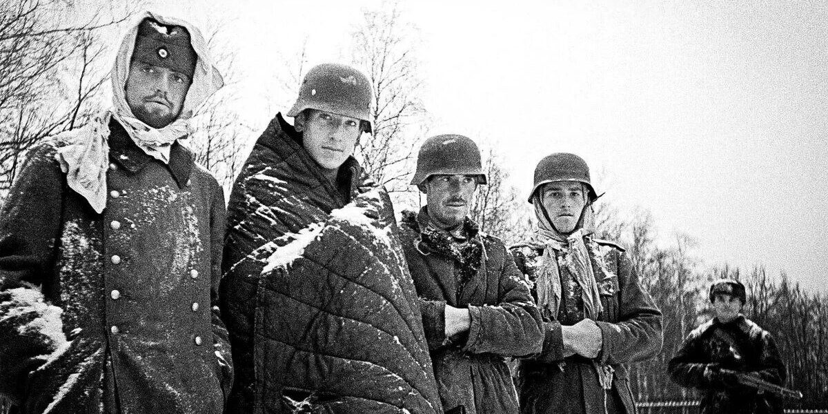 Deutsche Soldaten, bedeckt mit Eis und Schnee.