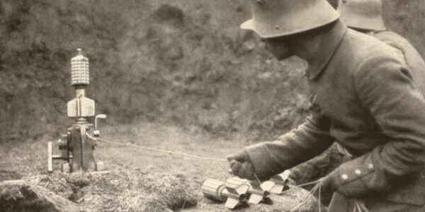 Was zundete dieser deutsche Soldat im Ersten Weltkrieg? – Die verborgene Technik der Grabenkriegsfuhrung.