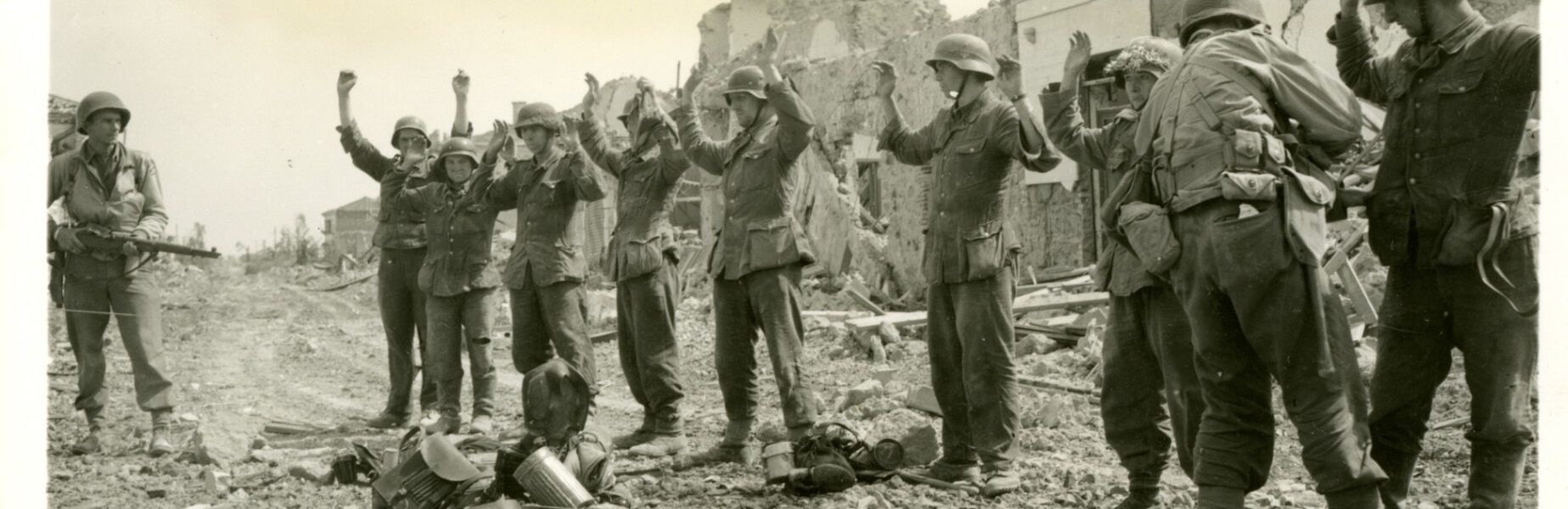 Der letzte Befehl: Hände hoch!“ – Deutsche Soldaten ergeben sich in den Trummern Europas (1944).