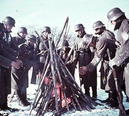 Winter an der Ostfront: Deutsche Soldaten wärmen sich an einem Lagerfeuer (1942).