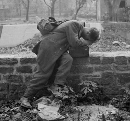 Ein deutscher Soldat kehrt heim – Frankfurt 1947: Zwischen Trummern und Erinnerungen.
