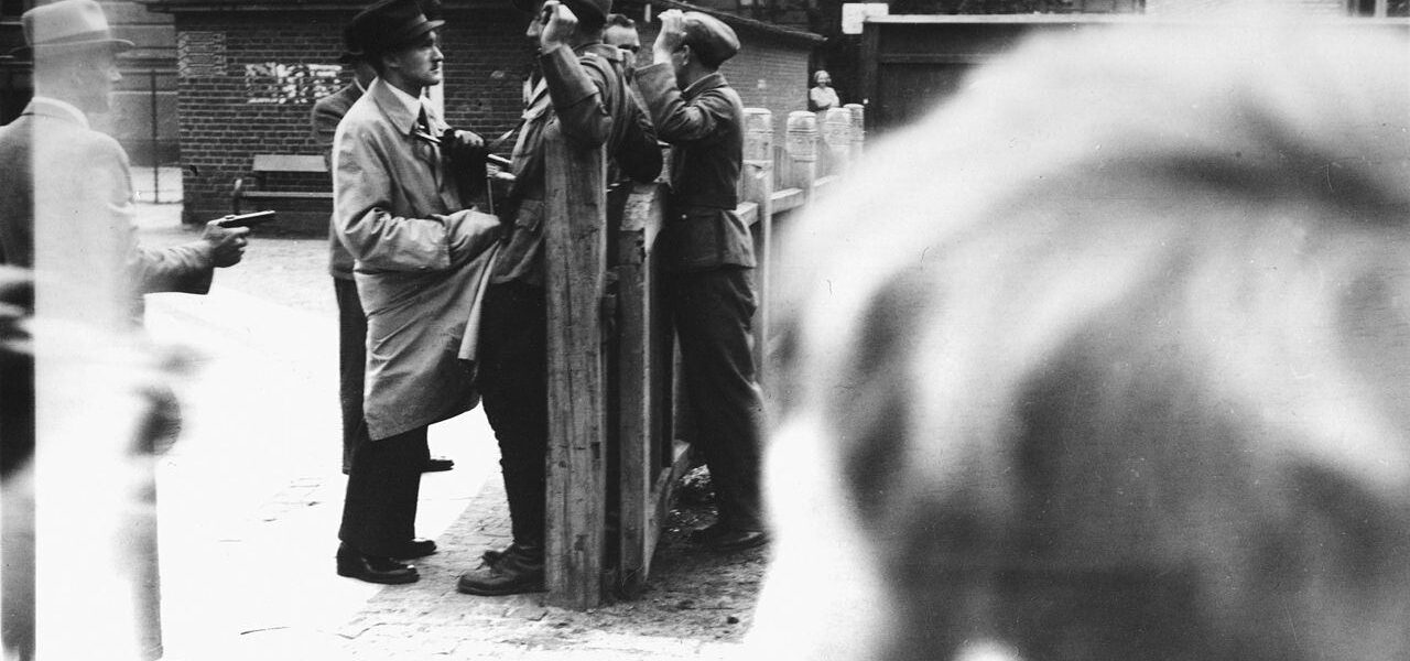 Dänische Widerstandskämpfer uberfallen deutsche Soldaten in Kopenhagen, 1945