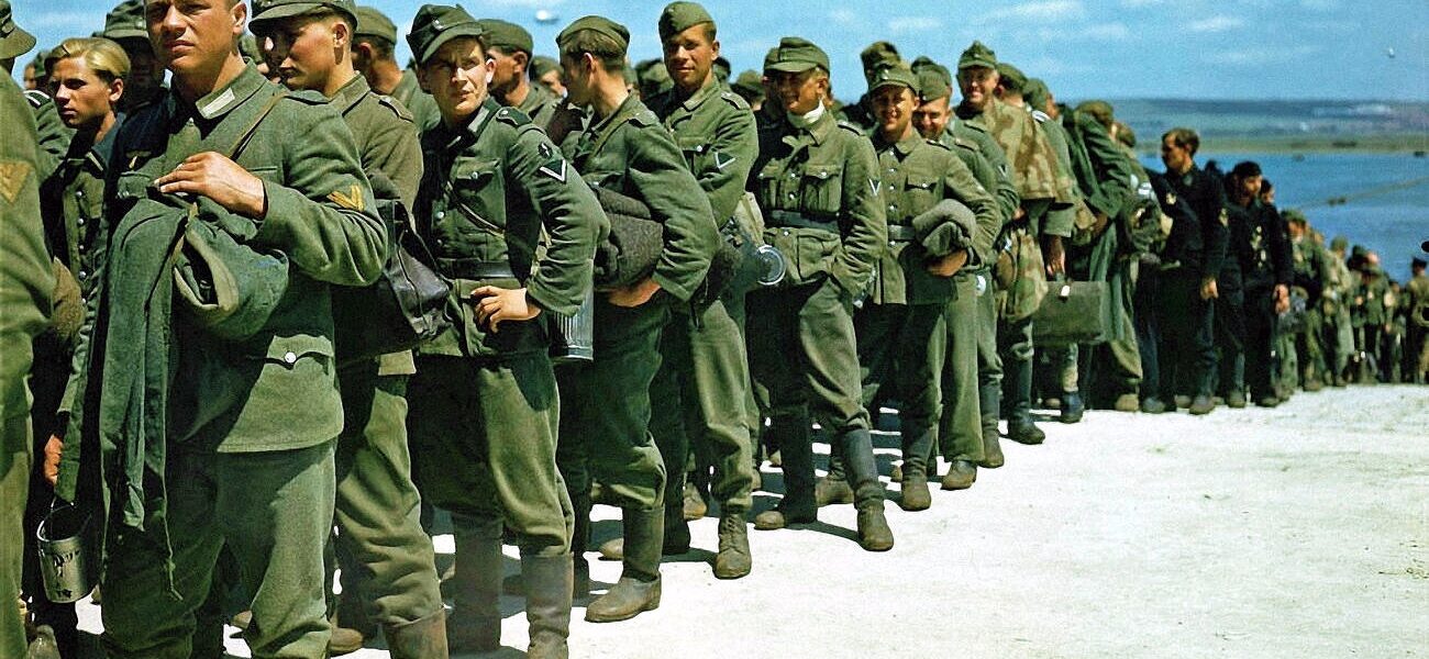 Erste Gruppe deutscher Kriegsgefangener aus der Normandie