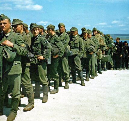Erste Gruppe deutscher Kriegsgefangener aus der Normandie