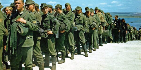Erste Gruppe deutscher Kriegsgefangener aus der Normandie