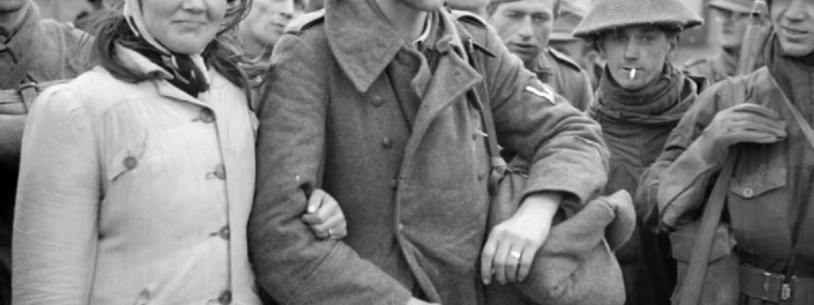 Eine Niederländerin gerät mit ihrem Mann, einem deutschen Soldaten, 1944 in Militärgefangenschaft