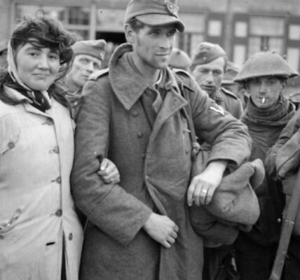 Eine Niederländerin gerät mit ihrem Mann, einem deutschen Soldaten, 1944 in Militärgefangenschaft