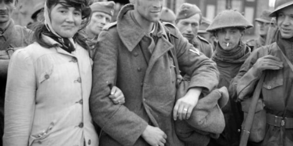 Eine Niederländerin gerät mit ihrem Mann, einem deutschen Soldaten, 1944 in Militärgefangenschaft