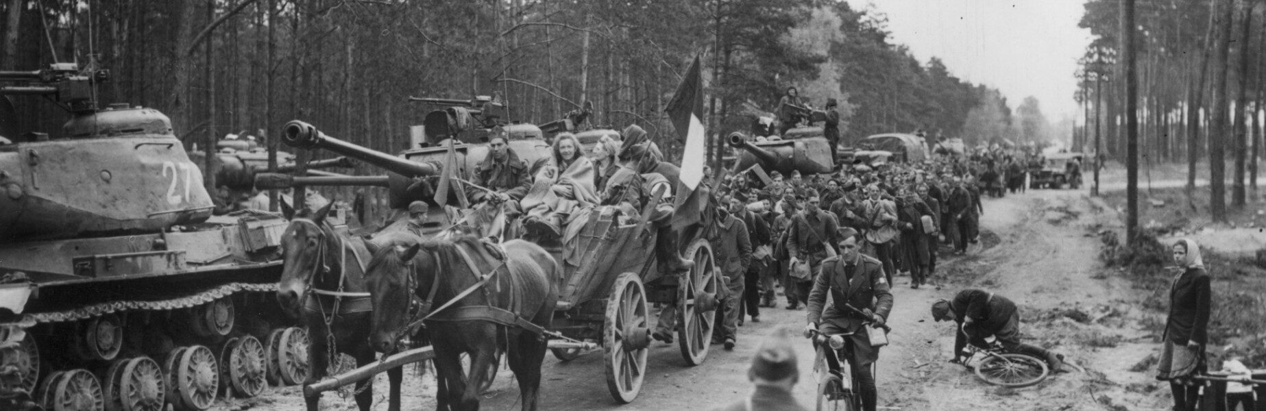 Fruhling 1945: Deutsche Soldaten auf dem Ruckzug – begleitet von französischen Widerstandskämpfern und alliierten Panzern.