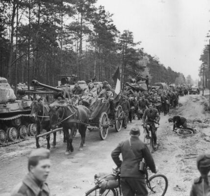 Fruhling 1945: Deutsche Soldaten auf dem Ruckzug – begleitet von französischen Widerstandskämpfern und alliierten Panzern.