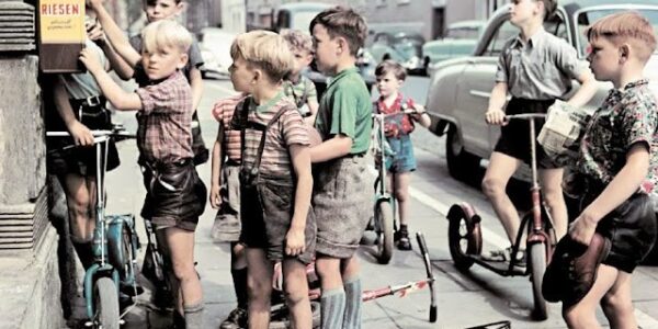 Seltene und faszinierende Farbfotos fangen das alltägliche Leben im Deutschland der 1950er und 1960er Jahre nach dem Krieg ein