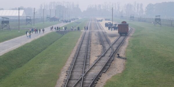 Ein Weg durch die Geschichte: Die Gleise von Auschwitz-Birkenau – Heute ein Ort des Erinnerns