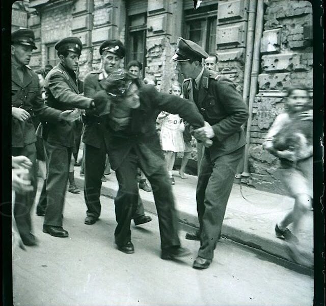 Kurz nach dem Zweiten Weltkrieg dokumentieren 48 erstaunliche Fotos das alltägliche Leben in Berlin im Jahr 1946