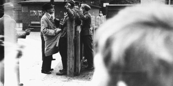 Dänische Widerstandskämpfer uberfallen deutsche Soldaten in Kopenhagen, 1945