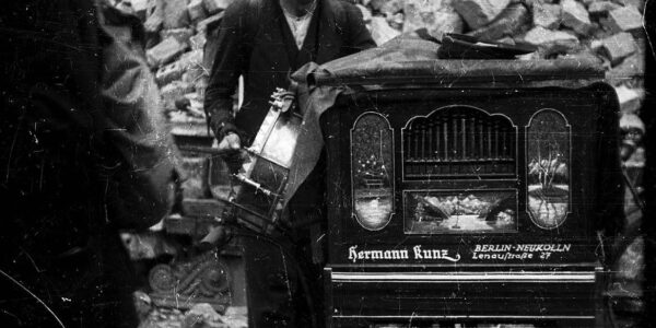 Schwarze Märkte und die Ruinen Berlins. Langer Weg zuruck nach Amerika