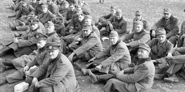 Deutsche Gefangene in einem Sammelgebiet außerhalb von Frankfurt am Main, Deutschland – April 1945