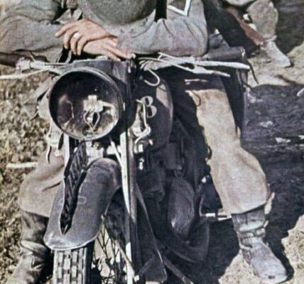 Ein deutscher Soldat ruht sich auf einem DKW NZ-250 Motorrad aus