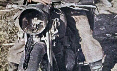 Ein deutscher Soldat ruht sich auf einem DKW NZ-250 Motorrad aus