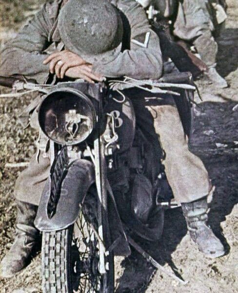 Ein deutscher Soldat ruht sich auf einem DKW NZ-250 Motorrad aus