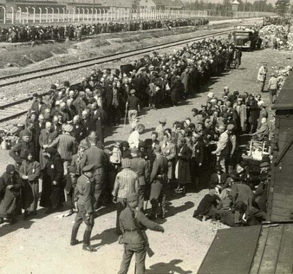 Ankunft in Auschwitz 1944 – Eine Geschichte, die niemals vergessen werden darf.