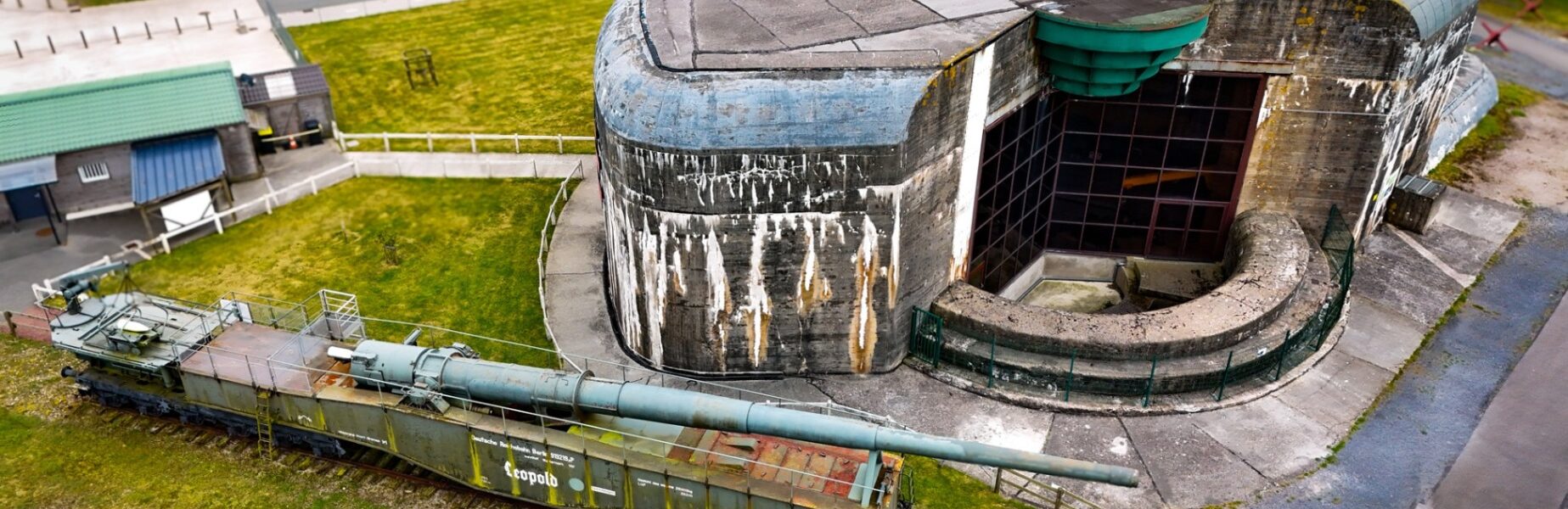 Gigant aus Stahl: Die „Leopold“-Eisenbahnkanone vor deutschem Atlantikwall-Bunker.