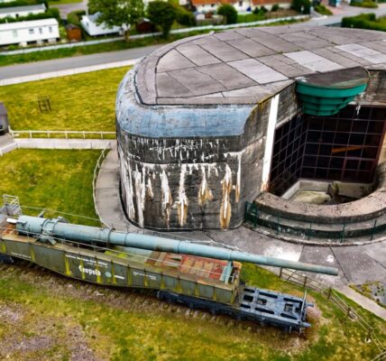 Gigant aus Stahl: Die „Leopold“-Eisenbahnkanone vor deutschem Atlantikwall-Bunker.