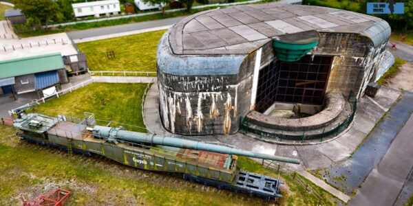 Gigant aus Stahl: Die „Leopold“-Eisenbahnkanone vor deutschem Atlantikwall-Bunker.