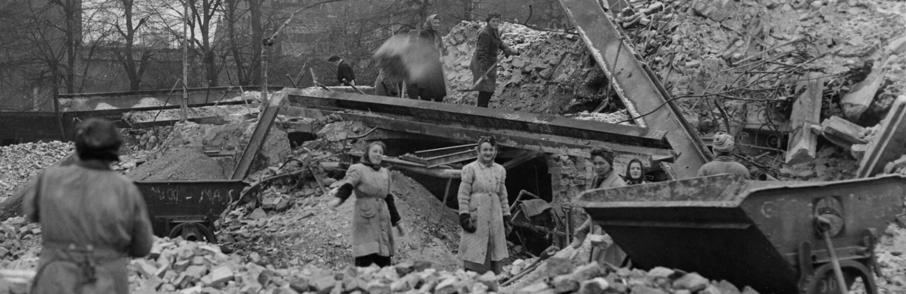 Trümmerfrauen in Aktion: Wiederaufbau im zerstörten Berlin 1946.