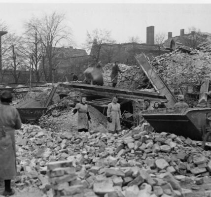 Trümmerfrauen in Aktion: Wiederaufbau im zerstörten Berlin 1946.