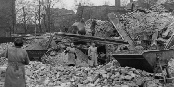 Trümmerfrauen in Aktion: Wiederaufbau im zerstörten Berlin 1946.