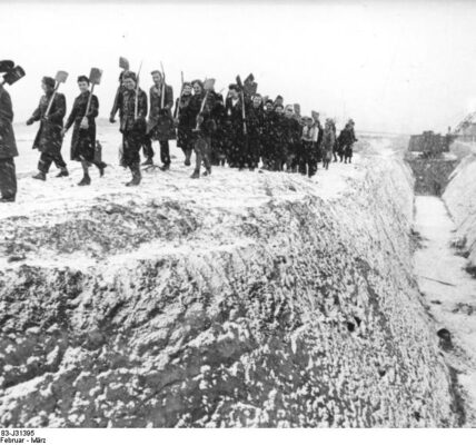 Schritt für Schritt in die Zukunft: Menschen mit Schaufeln im verschneiten Deutschland 1946.