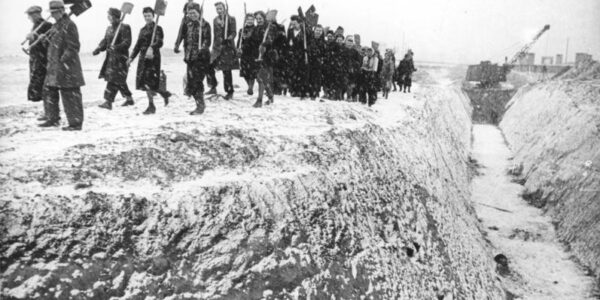Schritt für Schritt in die Zukunft: Menschen mit Schaufeln im verschneiten Deutschland 1946.