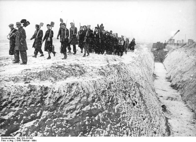 Schritt für Schritt in die Zukunft: Menschen mit Schaufeln im verschneiten Deutschland 1946.