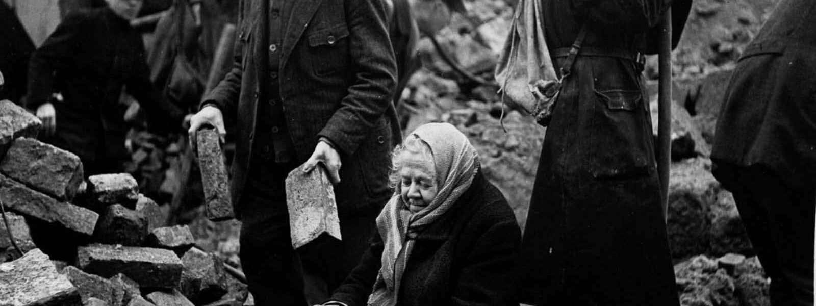 Gustav und Alma Piltz helfen bei der Trummerräumung