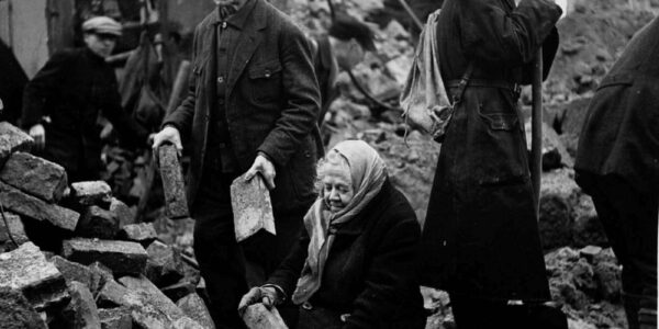 Gustav und Alma Piltz helfen bei der Trummerräumung