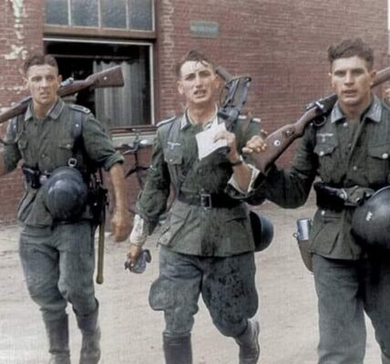 Drei deutsche Soldaten kehren von einer Übung zuruck, 1941