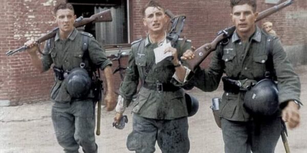 Drei deutsche Soldaten kehren von einer Übung zuruck, 1941