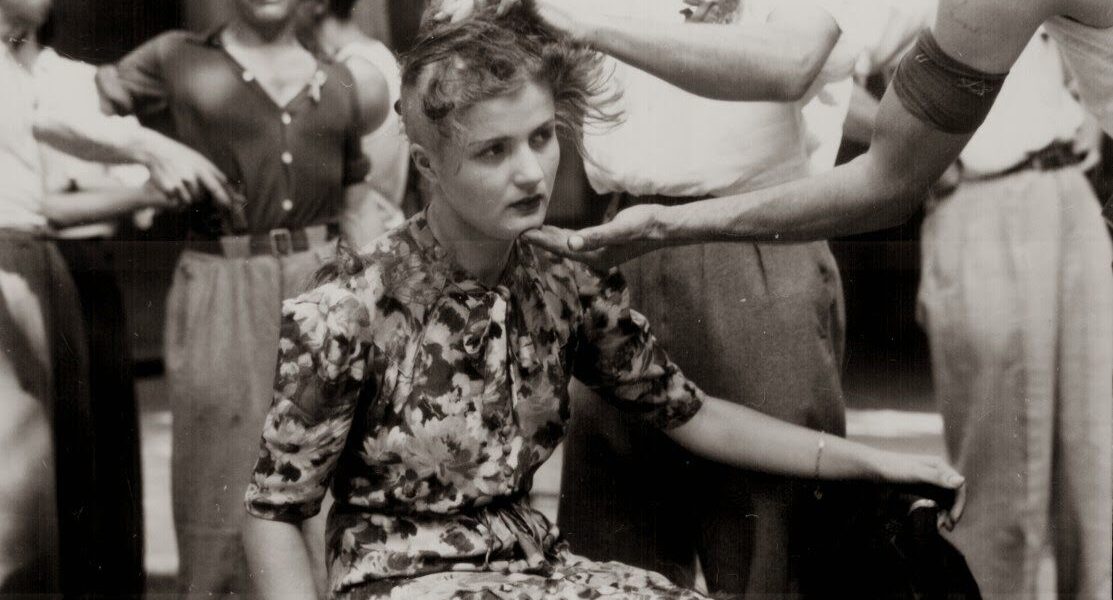 Historisches Foto: Französische Frau nach der Befreiung 1944 öffentlich gedemutigt
