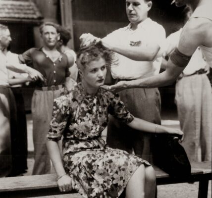 Historisches Foto: Französische Frau nach der Befreiung 1944 öffentlich gedemutigt