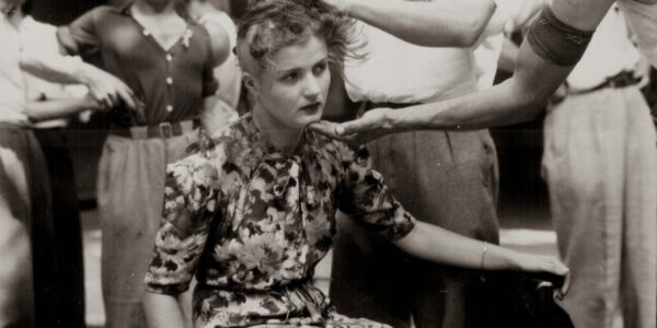 Historisches Foto: Französische Frau nach der Befreiung 1944 öffentlich gedemutigt