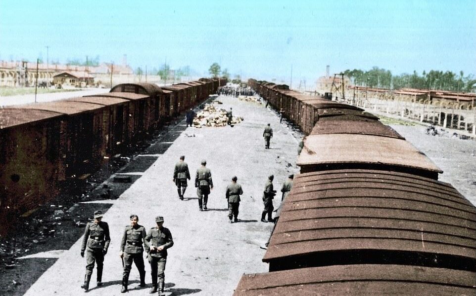 Außergewöhnliche, neu kolorierte Bilder von Auschwitz vor 75 Jahren enthullen den ganzen Schrecken des beruchtigtsten Konzentrationslagers der Nazis