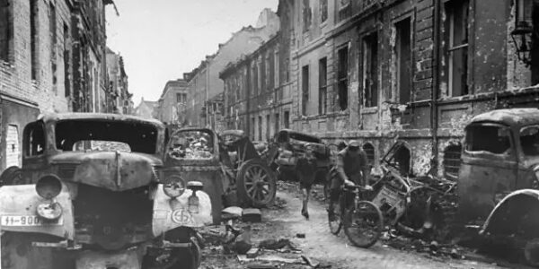 Berlin 1945: Über 60 historische Aufnahmen der Zerstörung