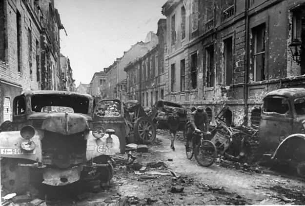 Berlin 1945: Über 60 historische Aufnahmen der Zerstörung