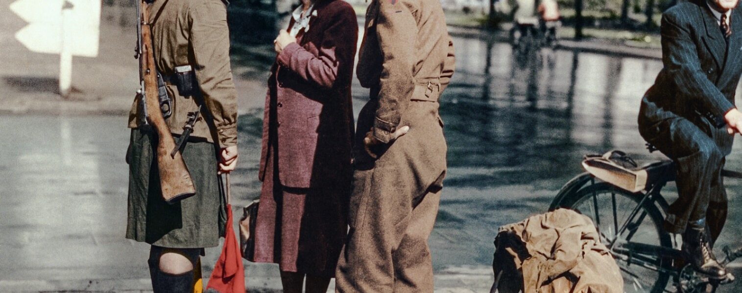 Schwarz-Weiß-Fotos des zerstörten Berlins 1945.